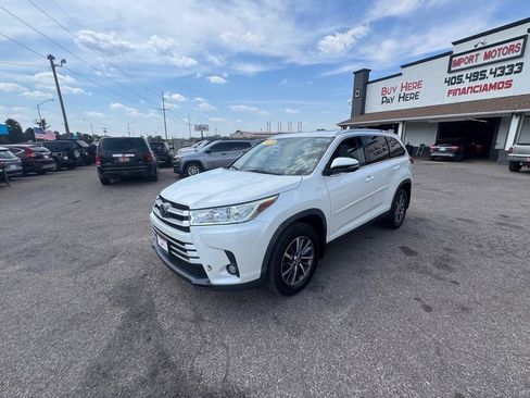 Used 2019 Toyota Highlander XLE FWD image 1
