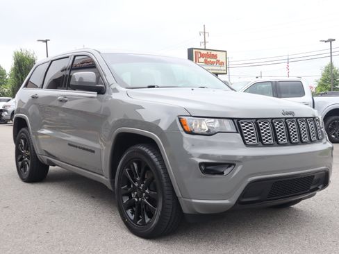 Used 2020 Jeep Grand Cherokee Altitude AWD/4WD image 5
