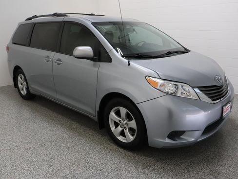 Used 2014 Toyota Sienna LE FWD image 4