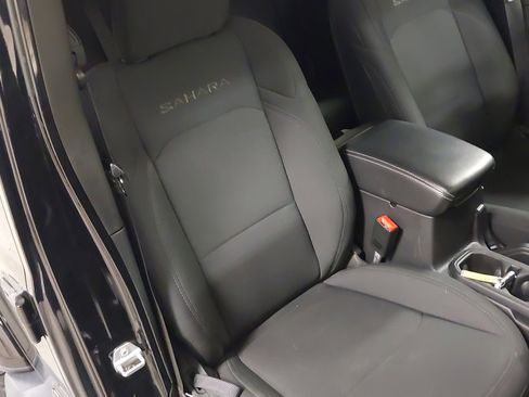 Used 2019 Jeep Wrangler Unlimited Sahara w/ Safety Group AWD/4WD image 28