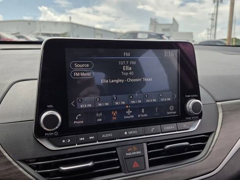 Used 2025 Nissan Altima 2.5 SV FWD image 18