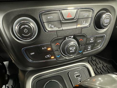 Used 2021 Jeep Compass Latitude w/ Sun and Sound Group AWD/4WD image 16