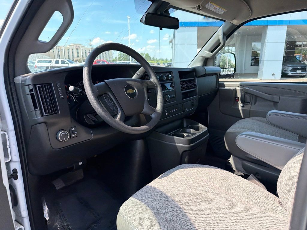 Used 2025 Chevrolet Express 3500 LT w/ LT Preferred Equipment Group RWD image 3