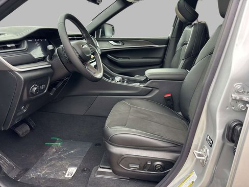 New 2026 Jeep Grand Cherokee Altitude AWD/4WD image 9