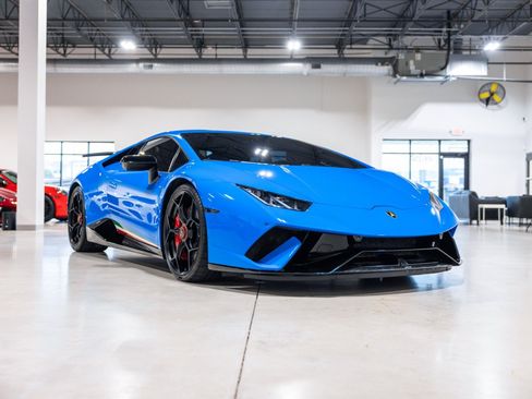 Used 2018 Lamborghini Huracan Performante AWD/4WD image 3