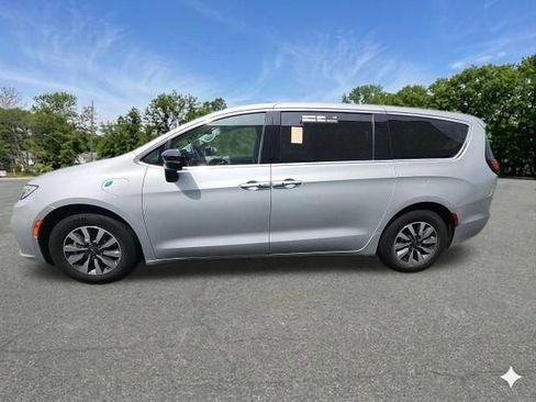 Used 2024 Chrysler Pacifica Limited FWD image 5