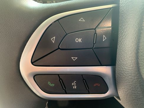 Used 2024 Chrysler Pacifica Touring-L FWD image 19