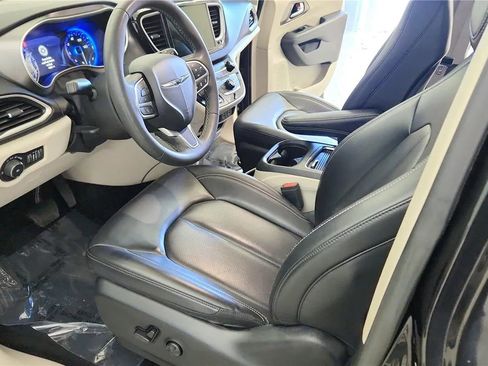 Used 2023 Chrysler Pacifica Touring-L FWD image 22