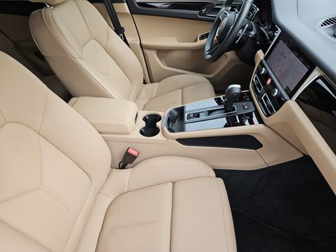 Certified 2025 Porsche Macan image 15