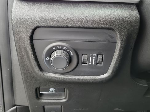 Used 2024 Jeep Grand Cherokee Laredo RWD image 18