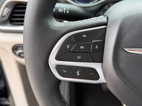 Used 2023 Chrysler Pacifica Touring-L FWD image 13