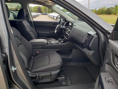 Certified 2025 Nissan Pathfinder SV image 27