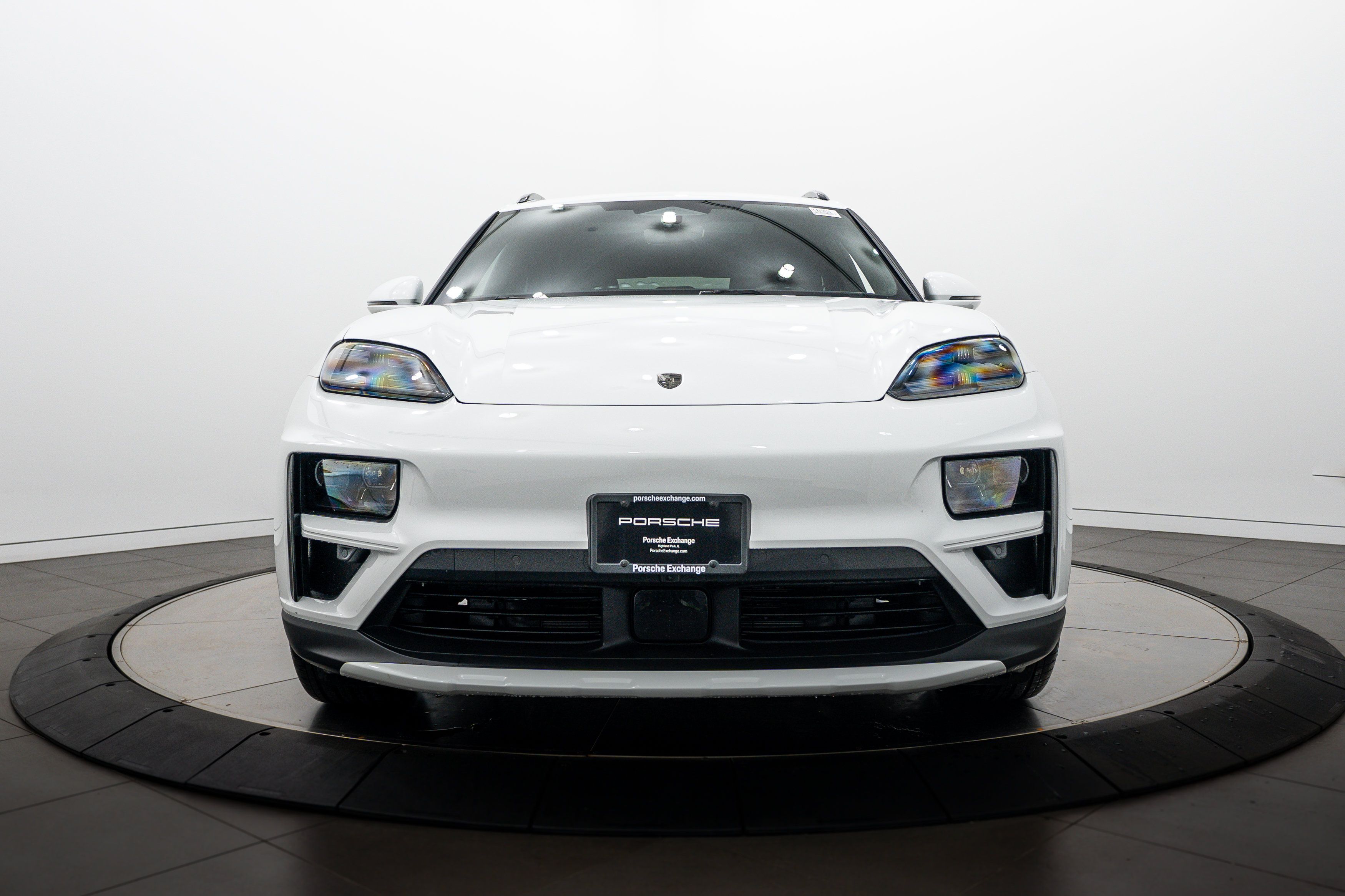 Certified 2025 Porsche Macan Turbo Electric AWD/4WD image 10