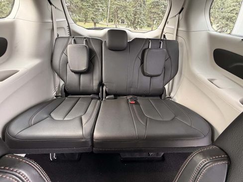Used 2019 Chrysler Pacifica Touring-L FWD image 14