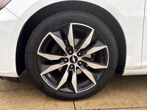 Used 2017 Chevrolet Malibu LT w/ Leather Package FWD image 9