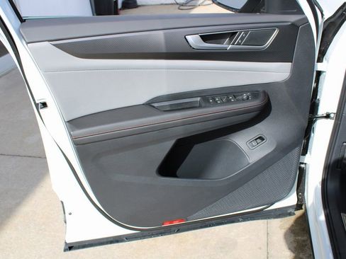 Used 2025 Volkswagen Atlas Peak Edition SE image 9