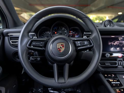 Certified 2025 Porsche Macan AWD/4WD image 29