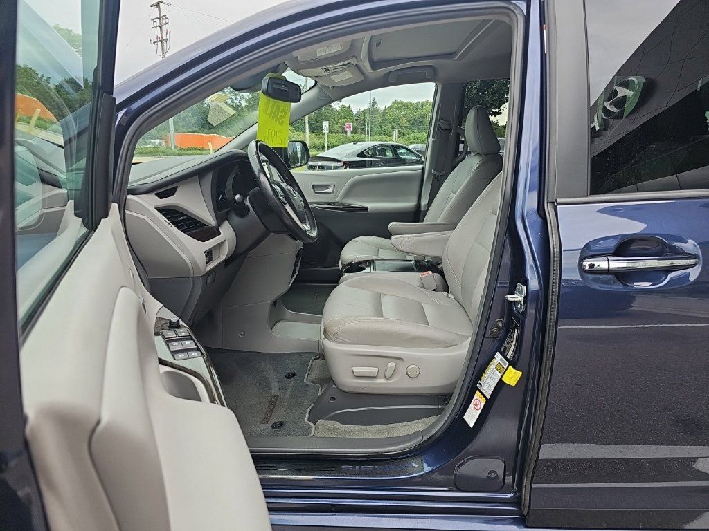 Used 2018 Toyota Sienna XLE w/ XLE Navigation Package FWD image 9