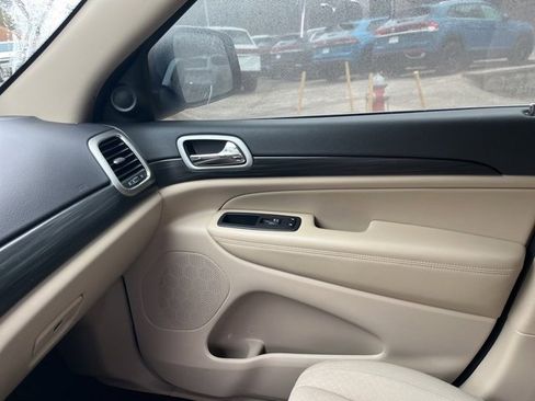 Used 2021 Jeep Grand Cherokee Laredo image 29