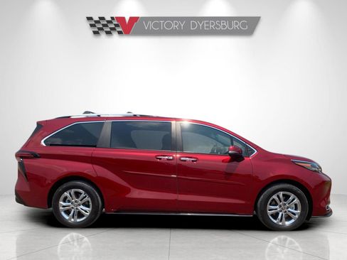 Used 2024 Toyota Sienna Platinum AWD/4WD image 3
