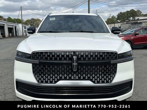 New 2026 Lincoln Navigator Reserve image 2
