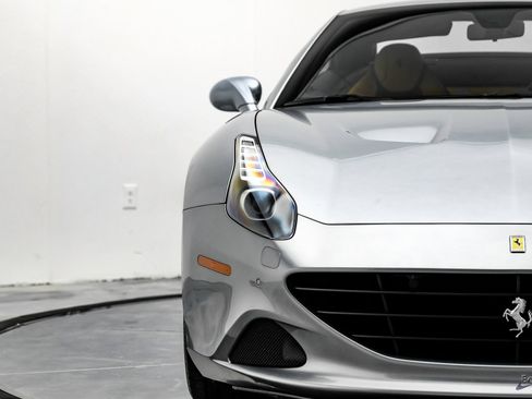 Used 2016 Ferrari California T image 33