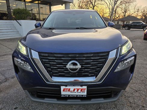 Used 2022 Nissan Rogue SV image 2