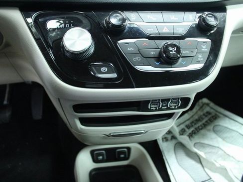 Used 2021 Chrysler Pacifica Touring-L image 22