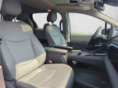 Used 2022 Toyota Sienna XLE FWD image 28