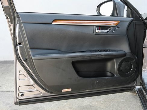 Used 2014 Lexus ES 300h w/ Luxury Package w/Bamboo Trim FWD image 38