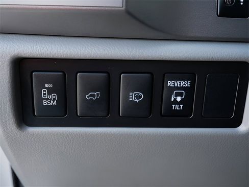 Used 2017 Toyota Sequoia Platinum image 21