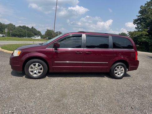 Used 2009 Chrysler Town & Country Touring FWD image 4