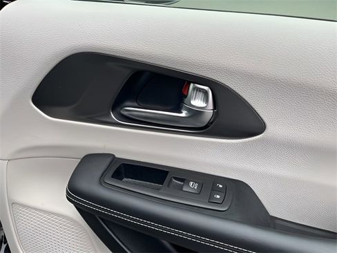 Used 2024 Chrysler Pacifica Touring-L image 62