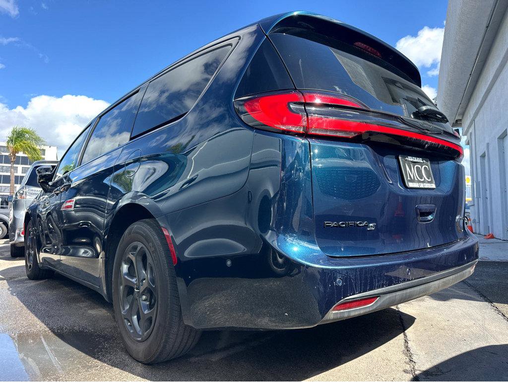 Used 2023 Chrysler Pacifica Limited w/ Uconnect Theater Family Group FWD image 3