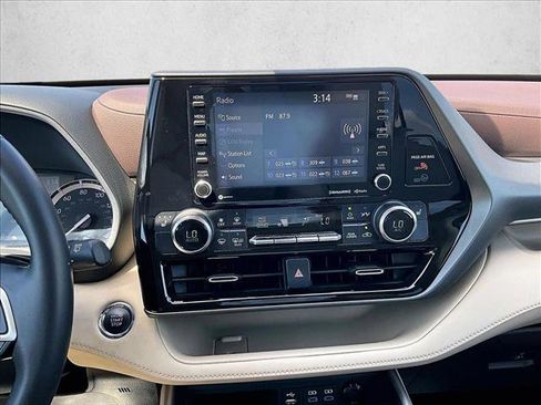 Used 2022 Toyota Highlander XLE AWD/4WD image 8
