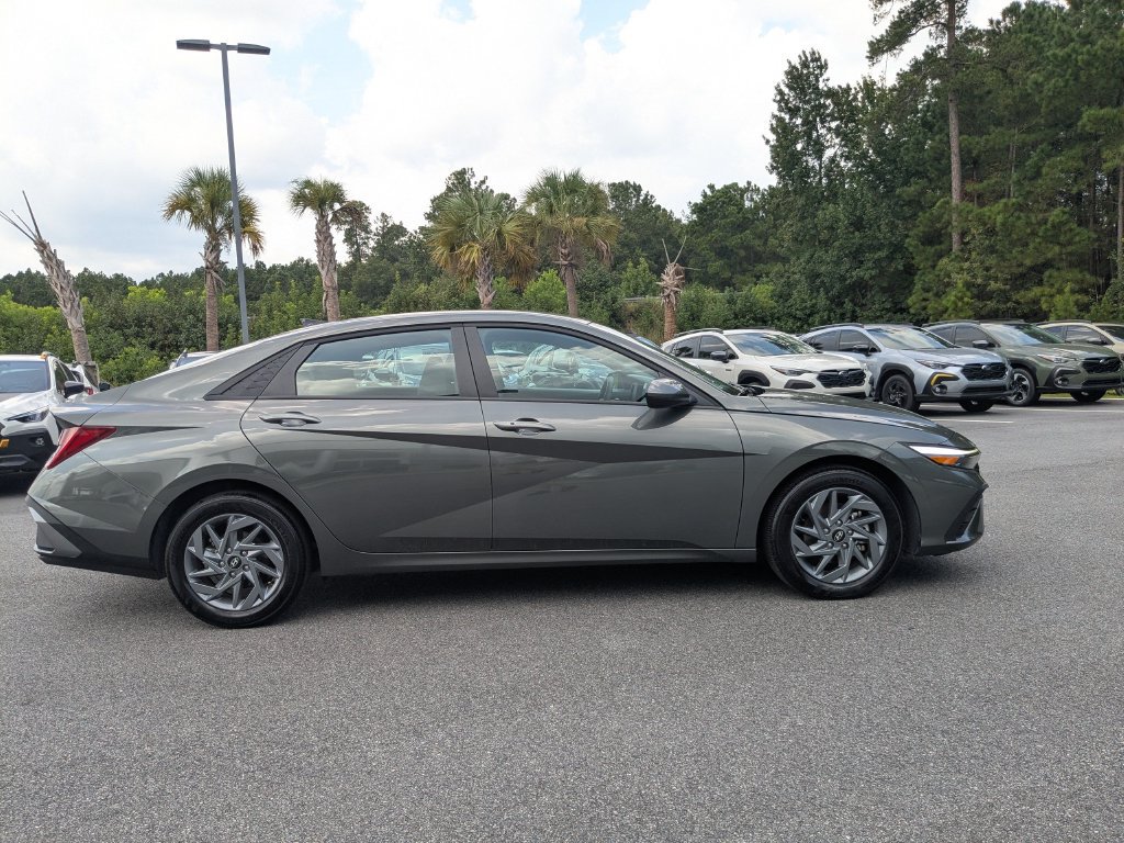 Used 2026 Hyundai Elantra Hybrid FWD image 3