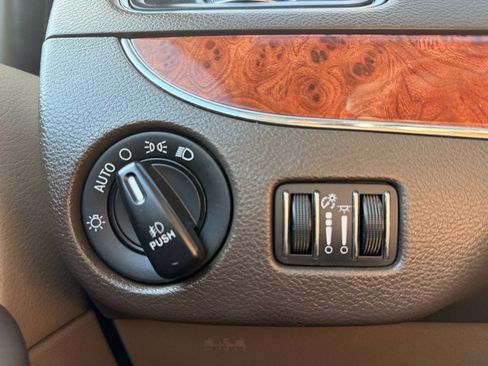 Used 2015 Chrysler Town & Country Touring image 23