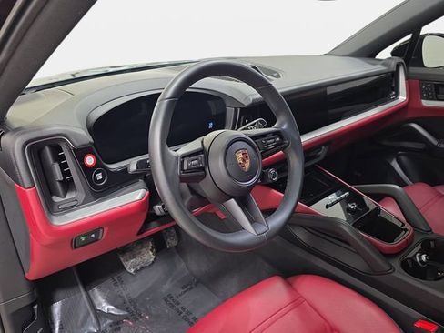 Used 2025 Porsche Cayenne Base image 16