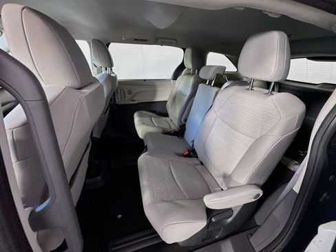 Used 2023 Toyota Sienna LE AWD/4WD image 19