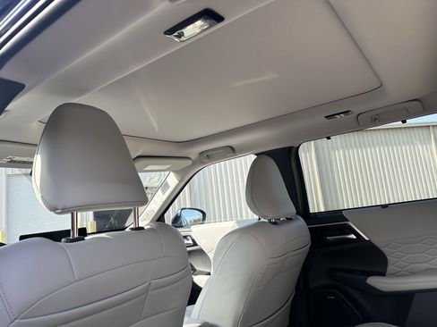 Used 2025 Mitsubishi Outlander SEL image 11