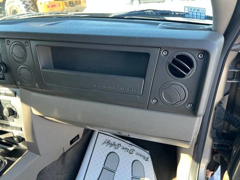 Used 2006 Jeep Commander 4WD w/ Trailer Tow Group IV image 12