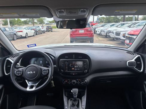 Used 2025 Kia Soul LX w/ LX Technology Package FWD image 31
