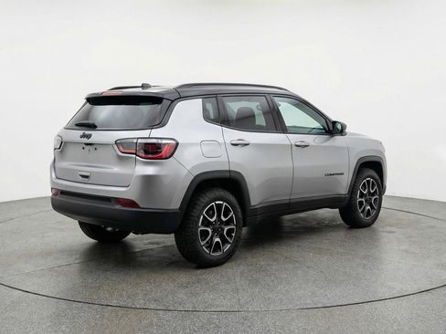 Used 2025 Jeep Compass Trailhawk image 9
