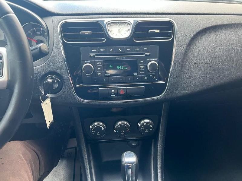 Used 2011 Chrysler 200 Touring FWD image 17