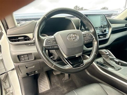 Used 2021 Toyota Highlander XLE image 12