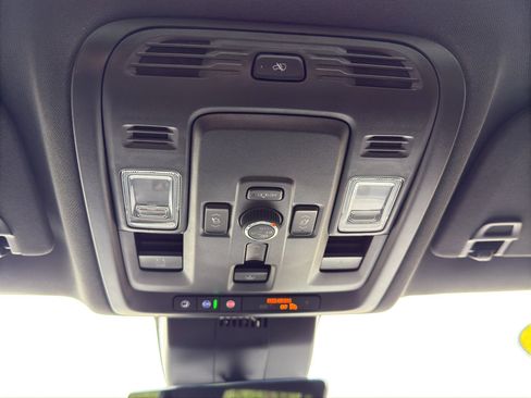 Used 2025 Chevrolet Suburban Premier AWD/4WD image 37
