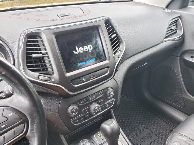 Used 2019 Jeep Cherokee Trailhawk AWD/4WD image 28