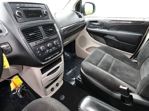 Used 2017 Dodge Grand Caravan SE FWD image 18