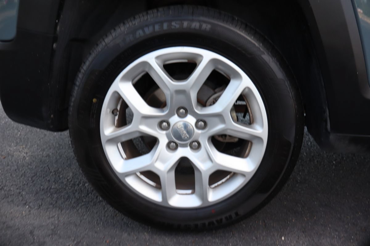 Used 2018 Jeep Renegade Latitude FWD image 42