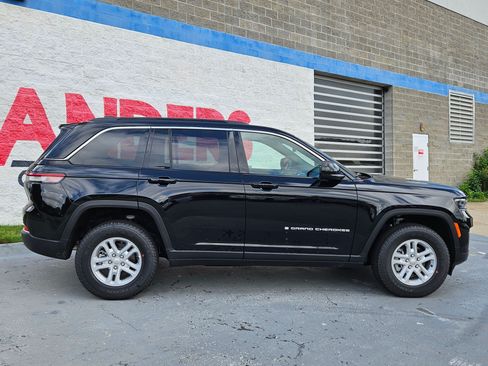Used 2025 Jeep Grand Cherokee Laredo w/ Trailer Tow Package RWD image 8